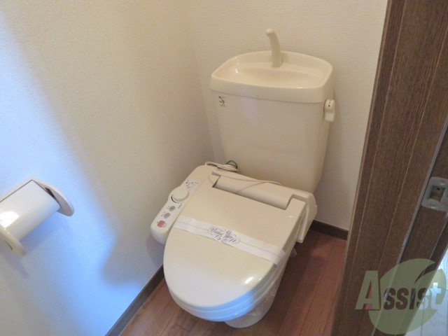 トイレ　ウォシュレット機能がついたトイレです。安心して使用できますね