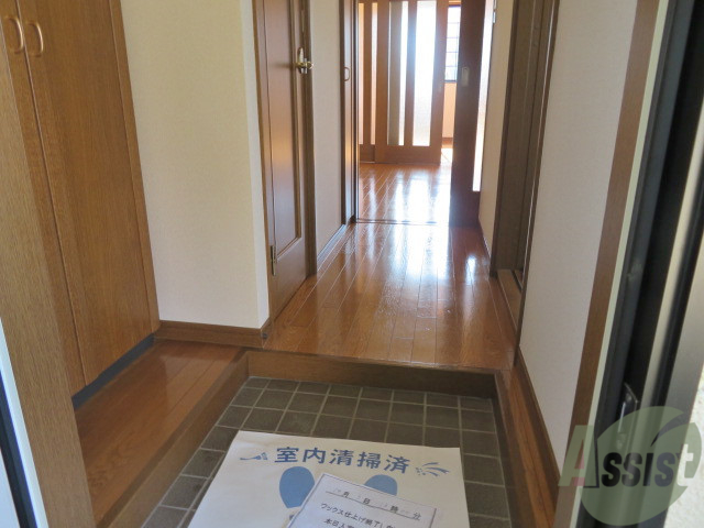 玄関　廊下の様子です。幅も狭くなく、利用しやすいですよ。