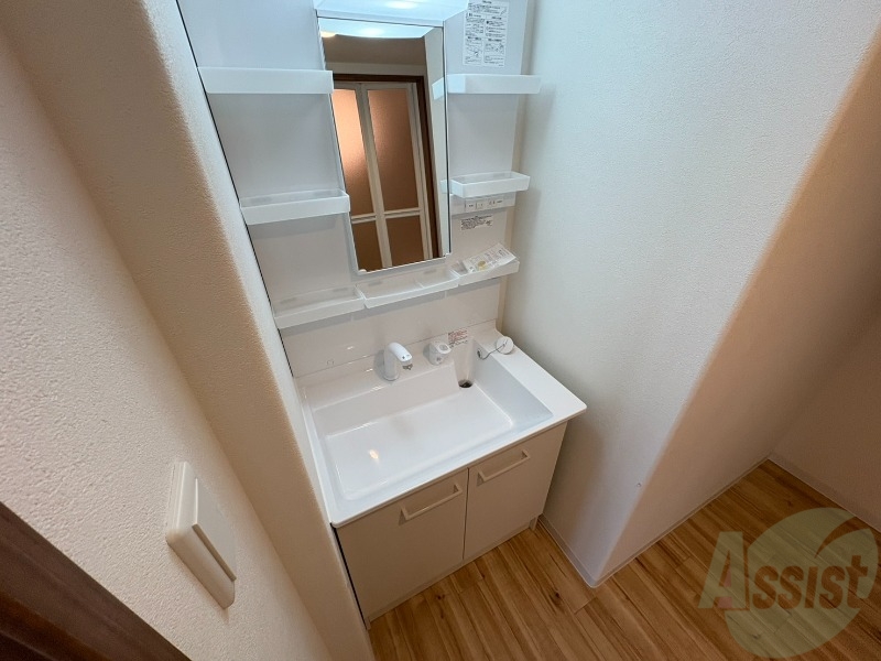 洗面設備　独立洗面台です。大きくてよいですね。シャンプーもできます！