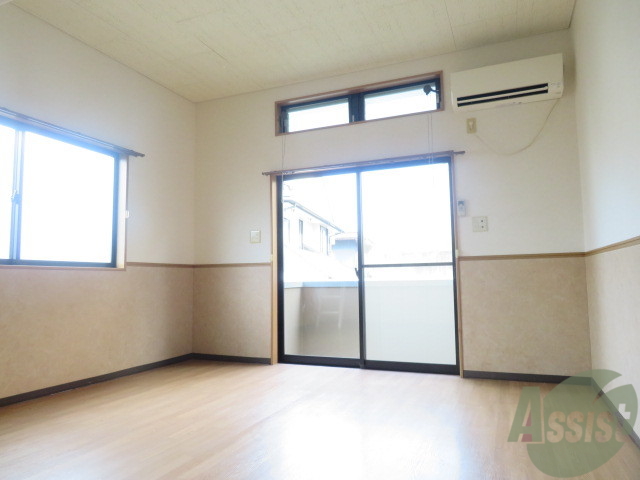 居室・リビング　８．７５帖の洋室です。広々として、きれいですね。