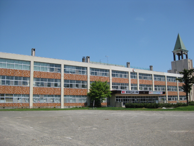 小学校　滝川市立東小学校（小学校）まで1202m