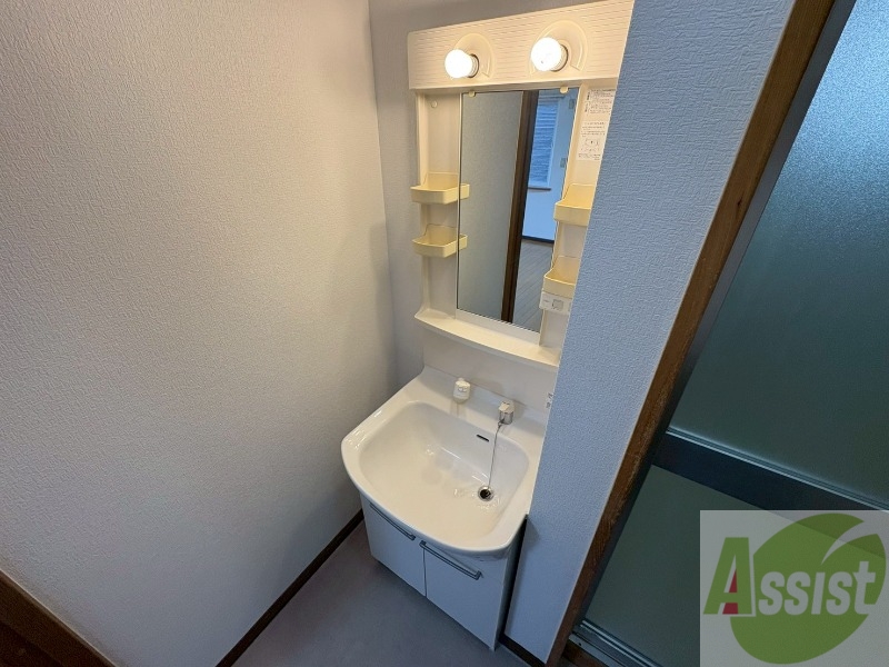 洗面設備　独立洗面台です。大きくてよいですね。シャンプーもできます！