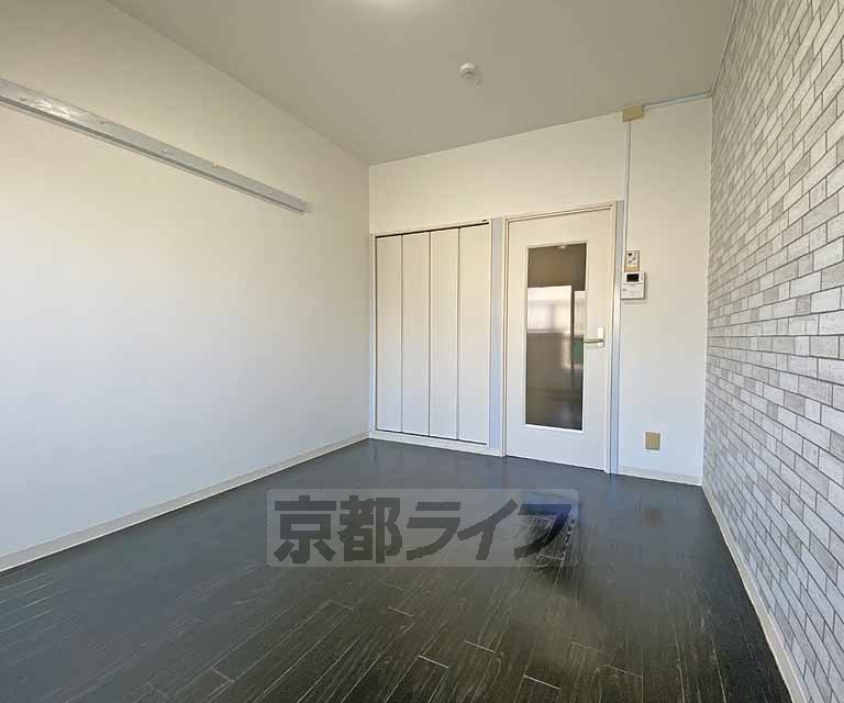 居室・リビング　黒塗りのフローリングがおしゃれですね。