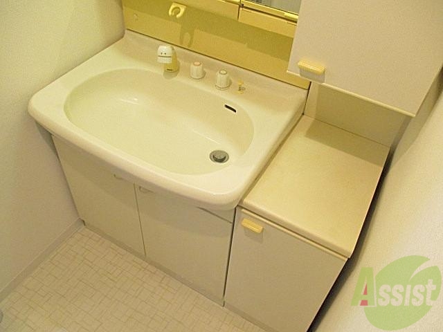 洗面設備　洗面台も独立しております。台もついていい感じですね。