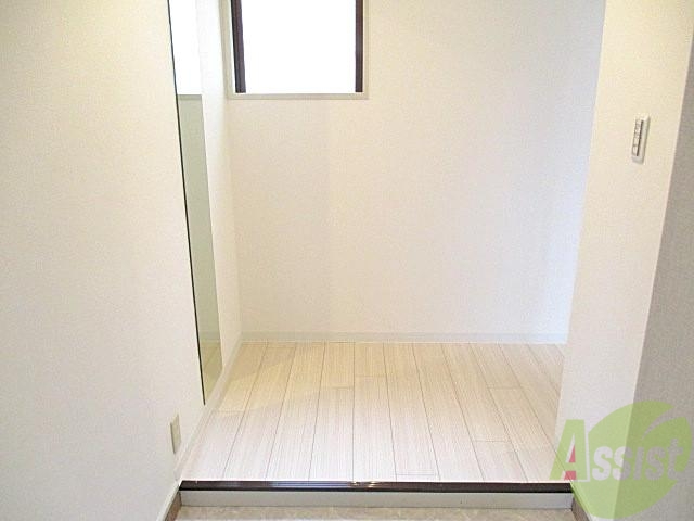 玄関　玄関はいった瞬間あｋら白い室内がみてとれます。きれいです。