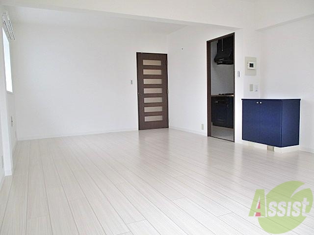 居室・リビング　きれいに改装されたリビングです。白いのがいいですよね。