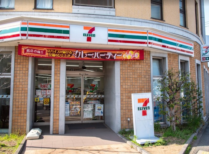 コンビニ　セブンイレブン世田谷新代田駅前店（コンビニ）まで326m
