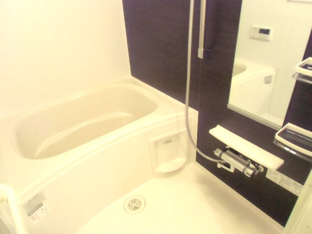 バス・シャワールーム　追い焚き機能・浴室乾燥機を完備です☆