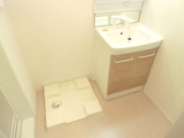 洗面設備　シャンプードレッサーと室内に洗濯機置き場を完備です☆