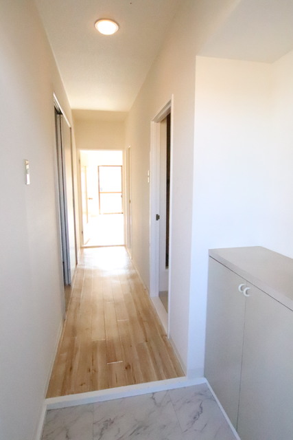 玄関　玄関から明るい印象です♪