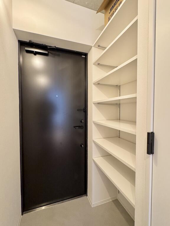 玄関　天井まである玄関収納