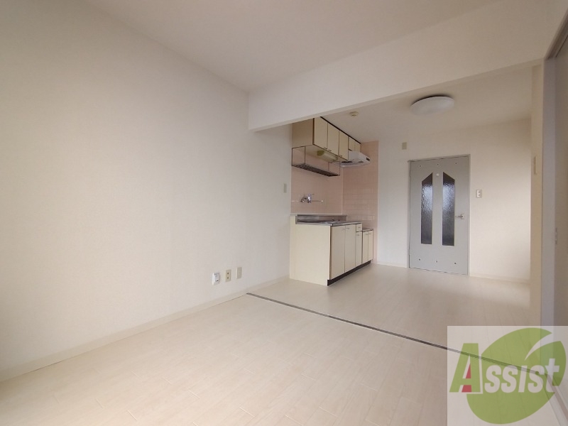 その他部屋・スペース　別角度から。光が差し込む、温かみのあるお部屋です。