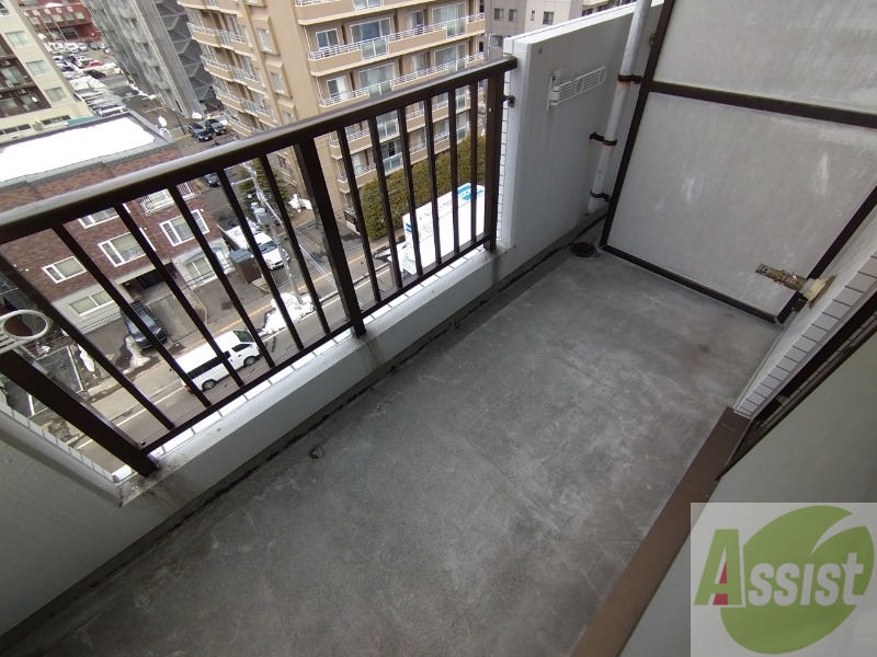 バルコニー　バルコニーは幅があり、広い印象を受けました。