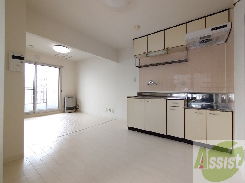 居室・リビング　リビングは白を基調としていて明るい印象ですね！