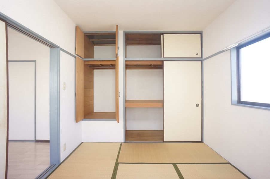 収納　２階和室６帖・押入れ収納あります！