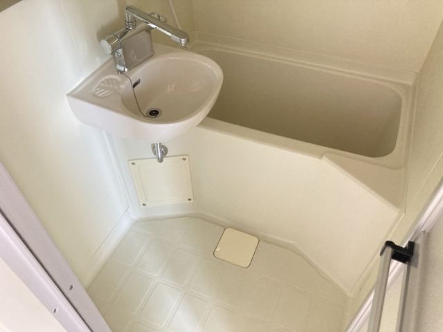 バス・シャワールーム　別号室の写真です（反転）