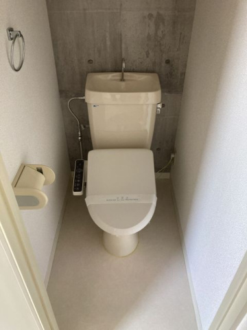 トイレ　別号室の写真です（反転）