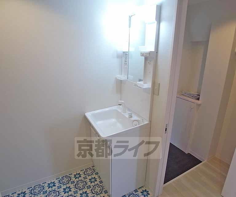 洗面設備　ピカピカの独立洗面台