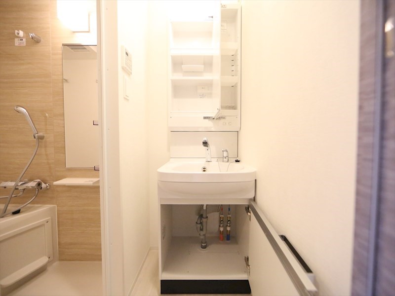 洗面設備　脱衣所　独立洗面台（シャンプードレッサー付）収納スペース有