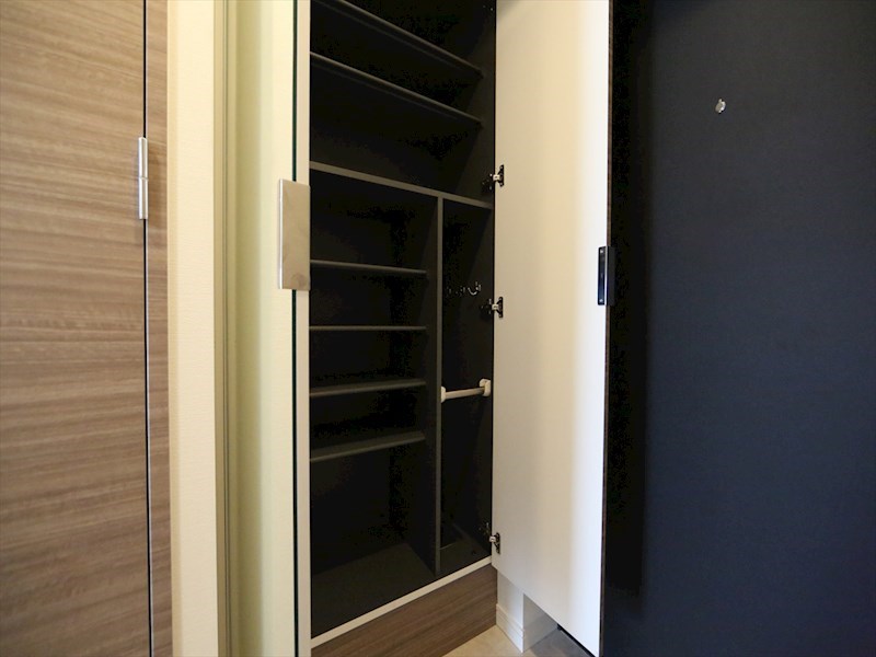 玄関　玄関　シューズボックス付（収納充実してます）