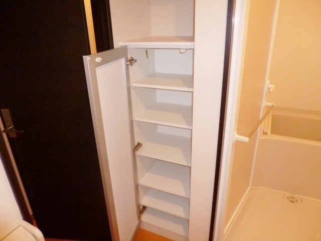 収納　サニタリールームにも収納付いてます。