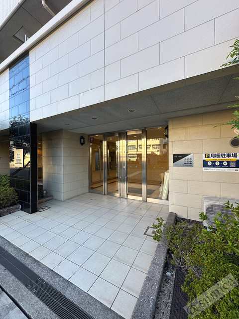 エントランス　落ち着いたエントランス。マンションを演出します。