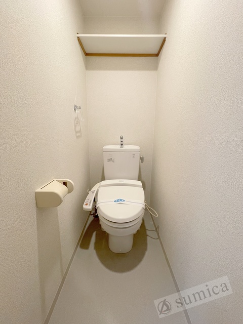 トイレ　人気アイテムの温水洗浄便座。清潔感のあるトイレです。