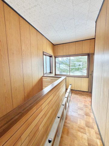 眺望　階段を上がると明るい廊下