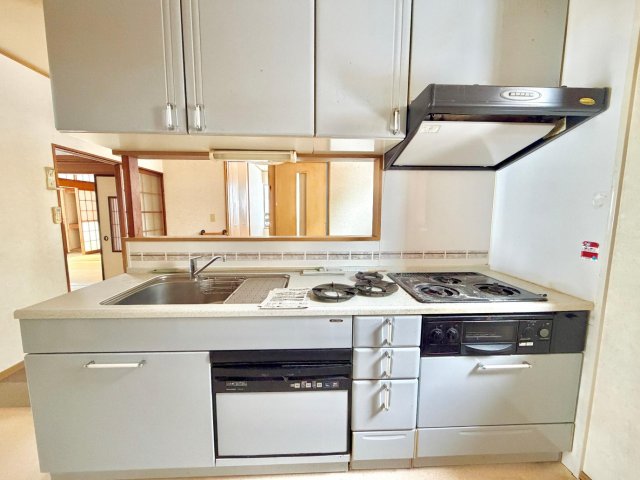 キッチン　３ツ口コンロのシステムキッチン