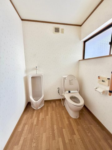 トイレ　広いトイレ内には男性用、女性用トイレ有ります