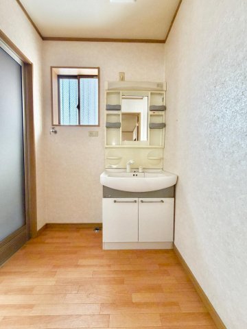 洗面設備　朝の準備もバッチリ！独立洗面台付き