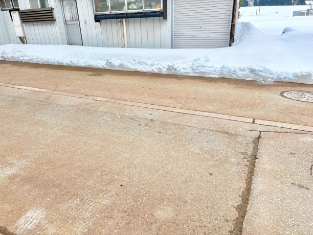 駐車場　駐車スペース前面道路は消雪パイプがあるので冬でも安心！