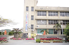 中学校　豊見城市立長嶺中学校（中学校）まで822m