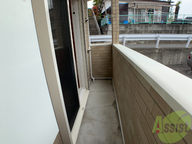 バルコニー　バルコニーは洗濯物を干すのに十分な広さがありますね。