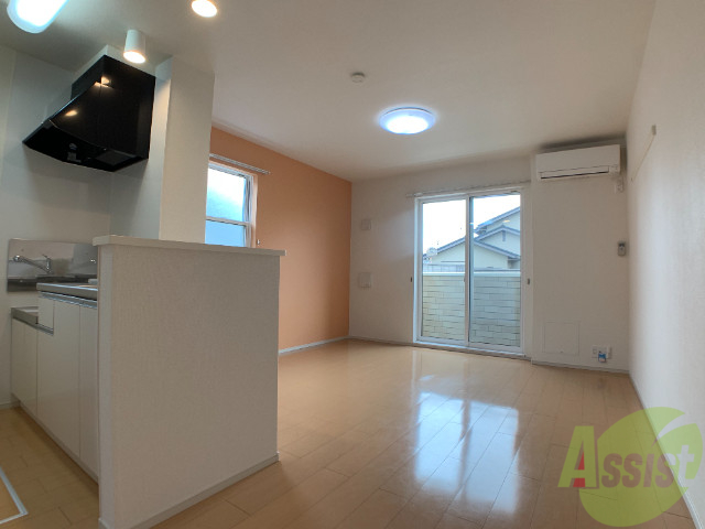 居室・リビング　こちらはリビングです。陽が良く入り温かいですね。