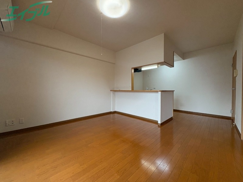 居室・リビング　同物件別室写真