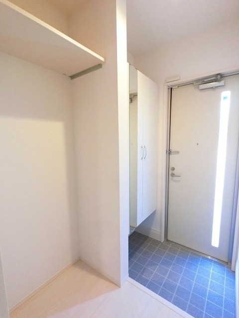 玄関　鏡付きシューズボックスと収納スペース