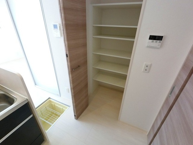 その他　キッチン横・収納棚と床下収納