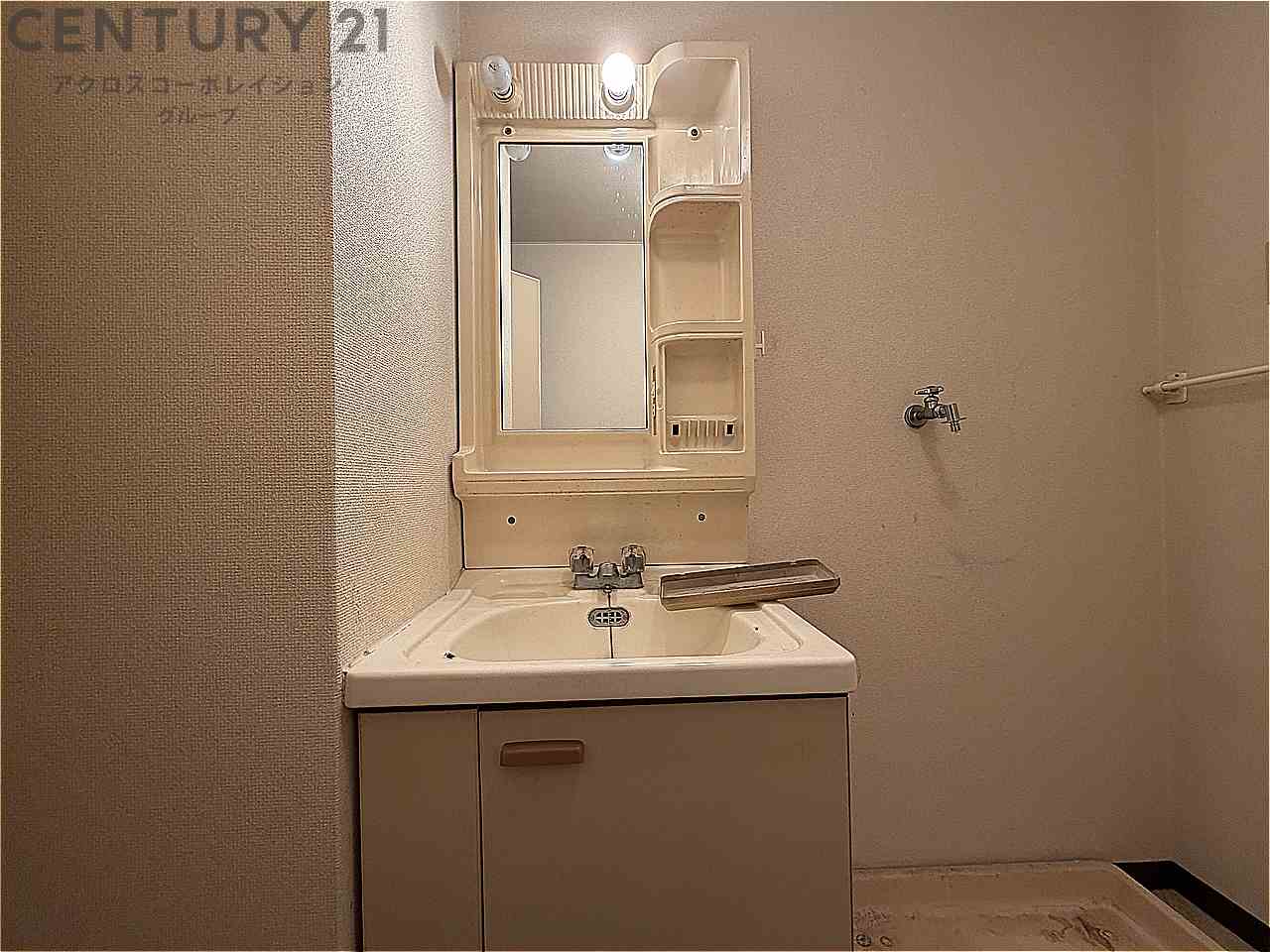 洗面設備　明るい洗面所です