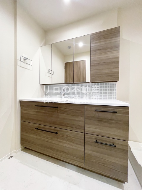 洗面設備　ヘアセット・メイクにも便利な洗面化粧台タイプ♪