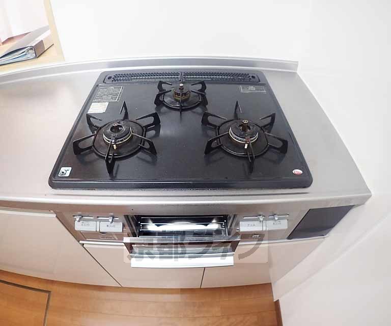 キッチン　三口コンロです。