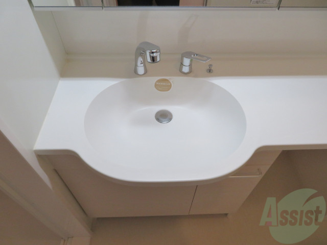 洗面設備　洗面台は独立していて、朝の準備も捗りそうです。