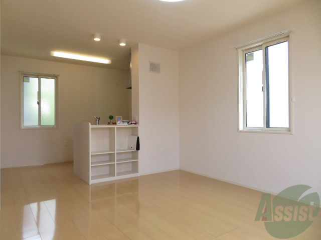 居室・リビング　リビングは、広々していて陽当たりもよさそうですね。