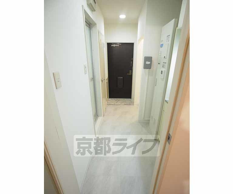 その他部屋・スペース　清潔感のあるタイル調の床が気分を爽やかにしてくれます