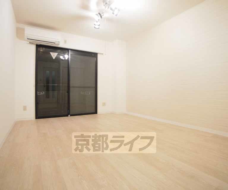 居室・リビング　白基調のお部屋に白木目のアクセントクロスで高級感溢れます