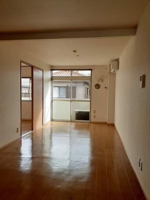 居室・リビング　エアコン完備で一年中快適にお過ごしいただけます。