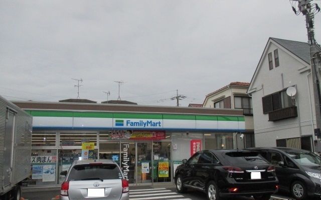 コンビニ　ファミリーマート（コンビニ）まで600m