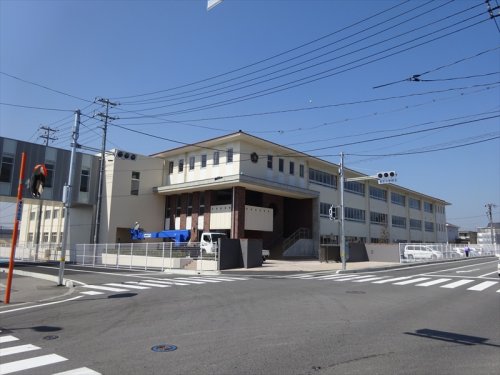 小学校　東広島市立龍王小学校（小学校）まで606m