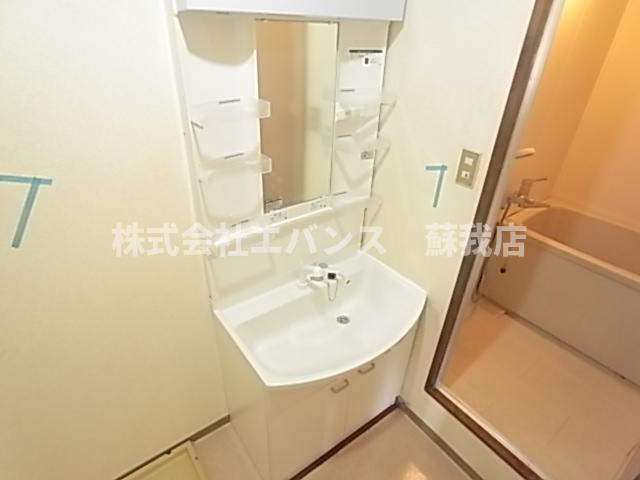 洗面設備　スペースが確保できる洗面所です