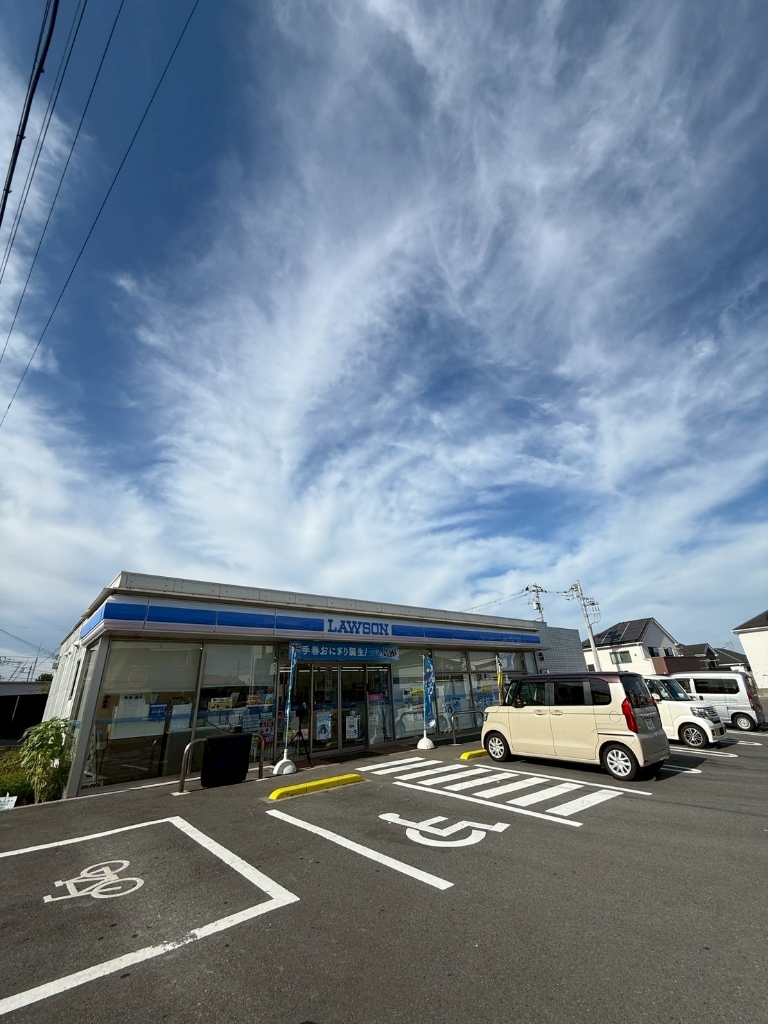 コンビニ　ローソン 平塚真田店（コンビニ）まで395m